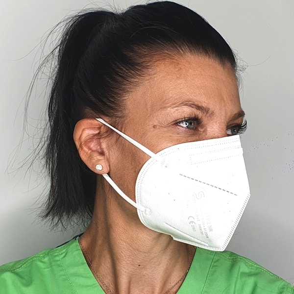 Eine Frau trägt eine nach der Europäischen Norm 149 zertifizierte FFP2 Maske.